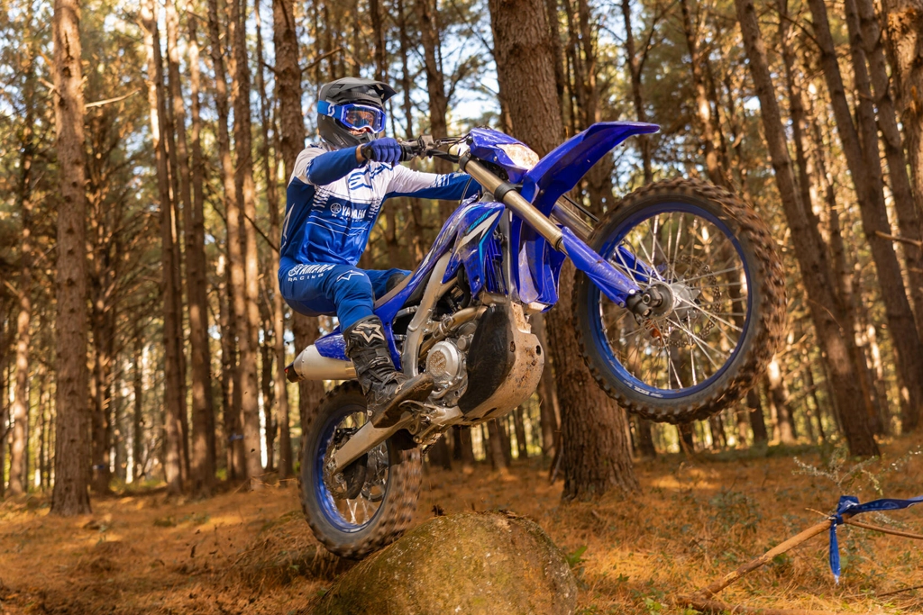 Yamaha WR250F en action sur un sentier forestier