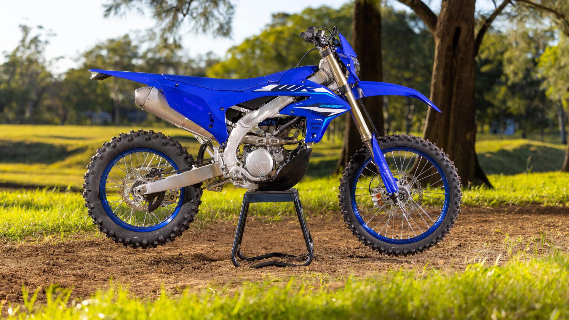 Yamaha WR250F franchissant un obstacle en enduro