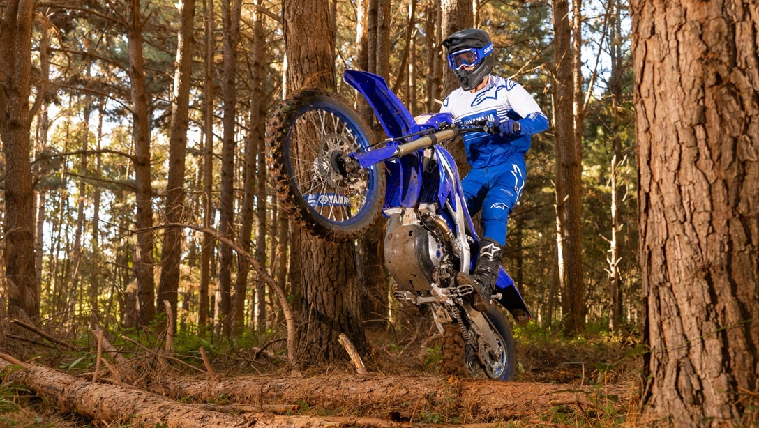 Vue dynamique de la Yamaha WR450F sur terrain accidenté