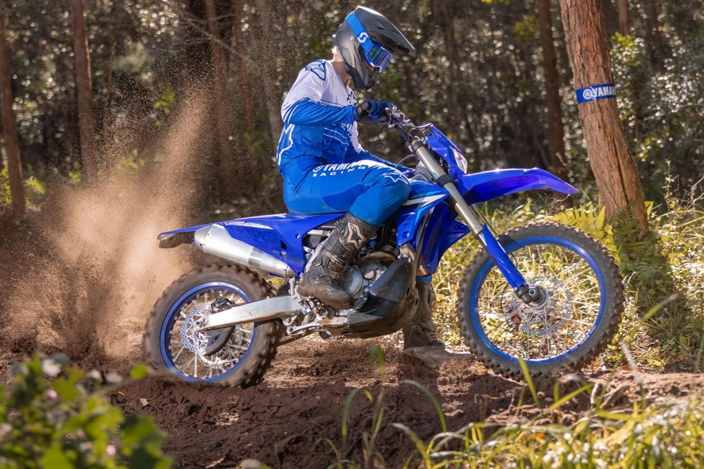 Yamaha WR450F vue de profil sur piste