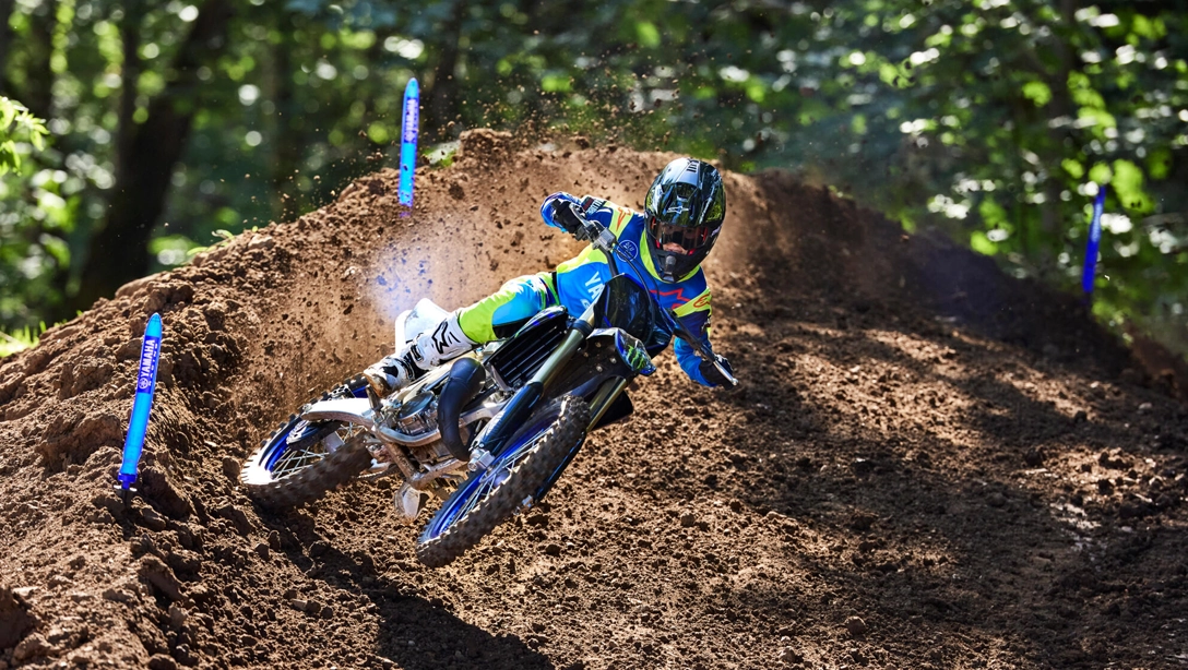 Vue avant de la Yamaha 2025 YZ125 Monster Energy sur fond noir