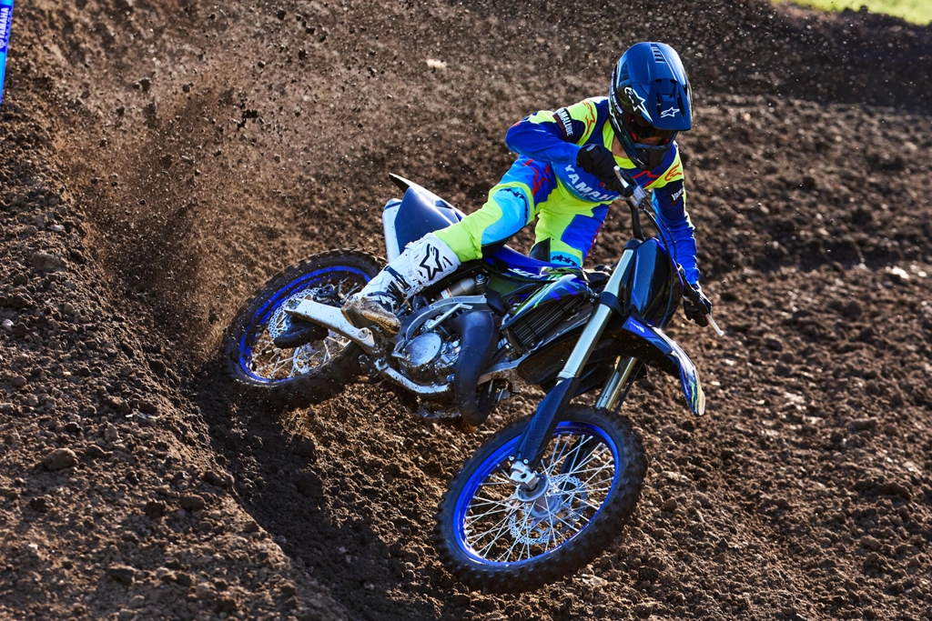 Détail du moteur 2 temps de la Yamaha 2025 YZ125 Monster Energy