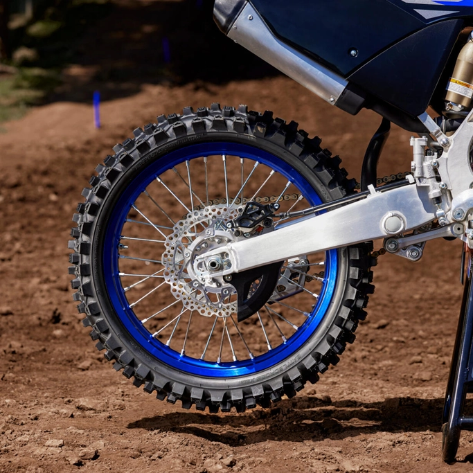 Détail du design Monster Energy sur la Yamaha 2025 YZ125