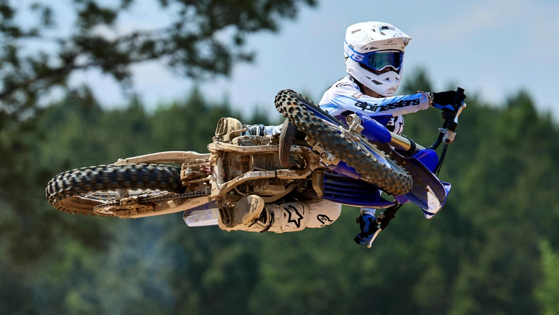 Vue dynamique de la Yamaha 2025 YZ125 en action sur circuit de motocross