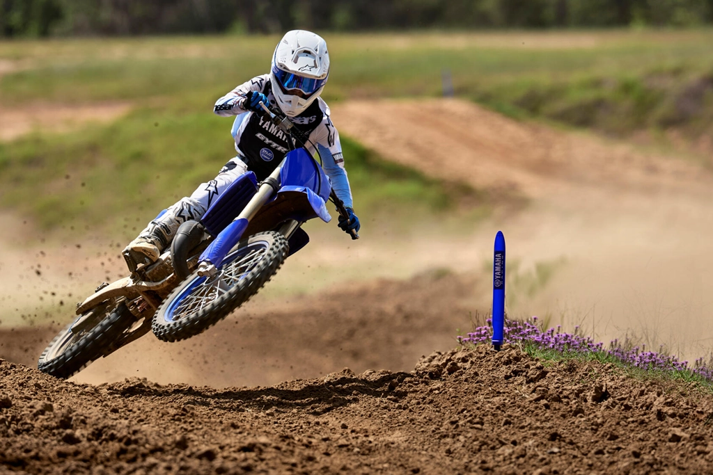 Yamaha 2025 YZ125 vue de profil sur piste de terre