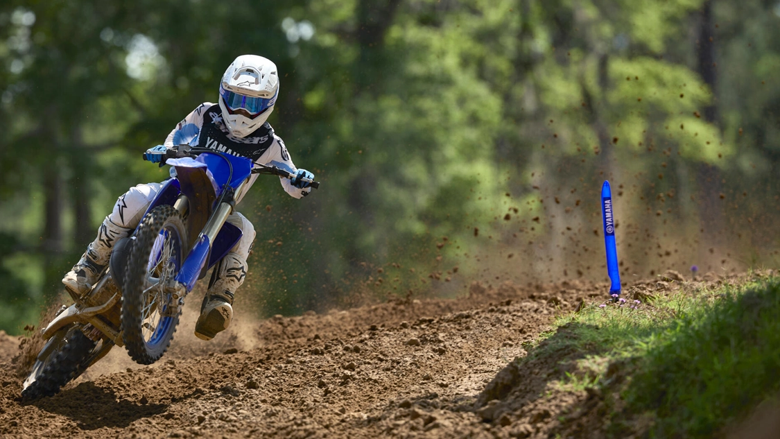 Suspension avant de la Yamaha 2025 YZ125 en gros plan