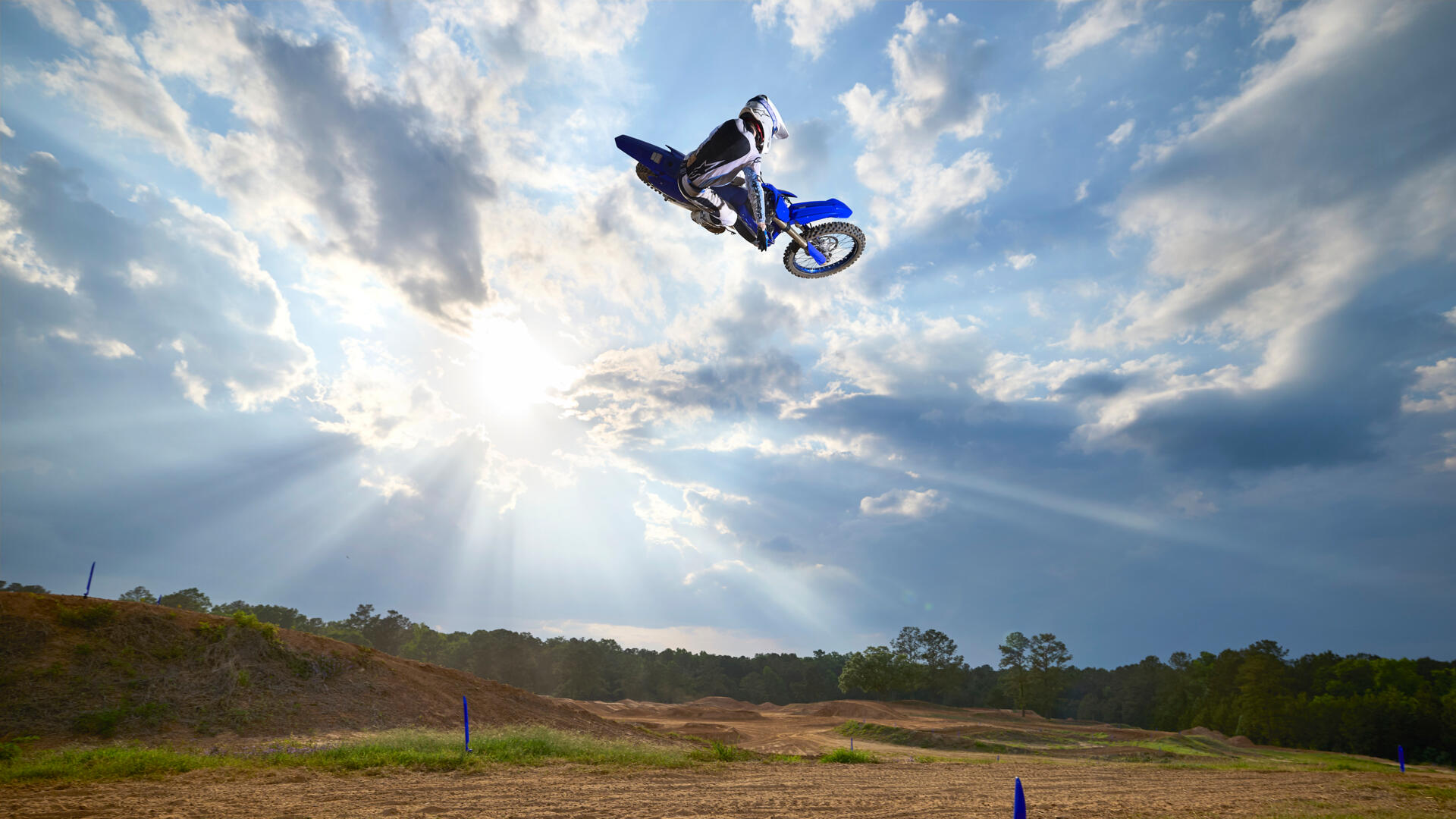 Yamaha 2025 YZ125 en action sur terrain accidenté