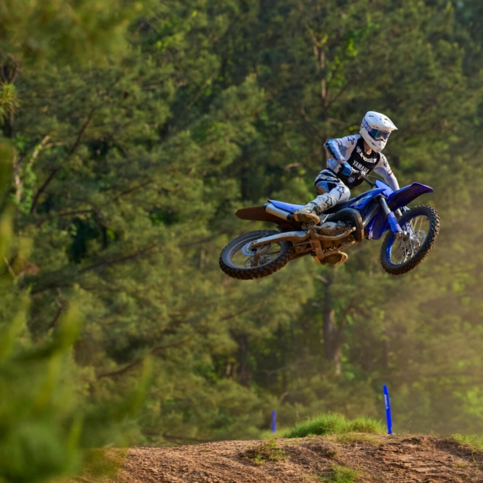Yamaha 2025 YZ125 vue avant sur circuit
