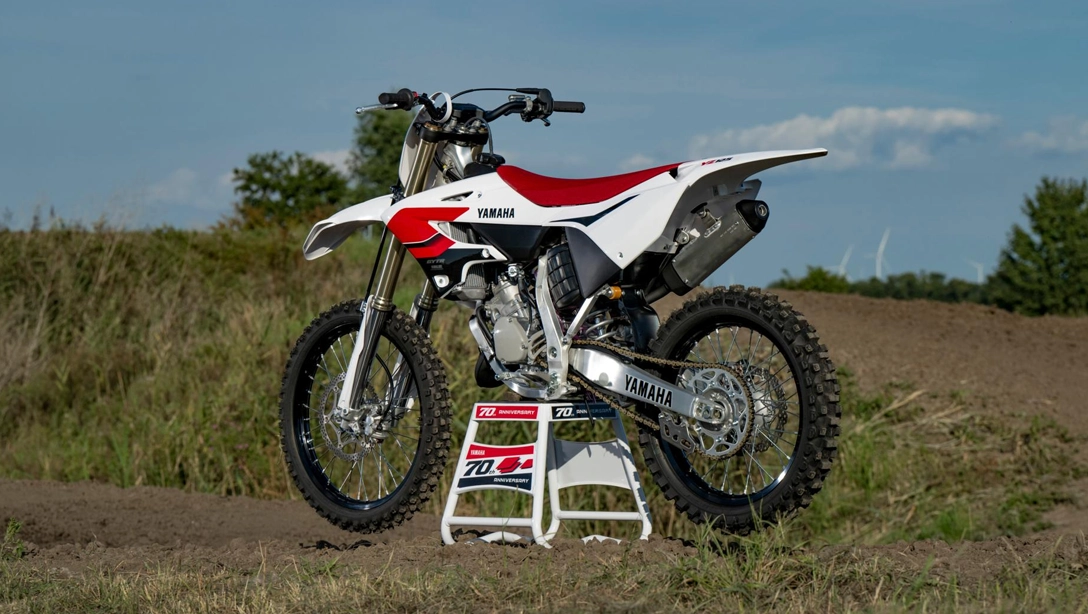 Vue de face de la Yamaha YZ125 70th Anniversary Edition sur fond noir