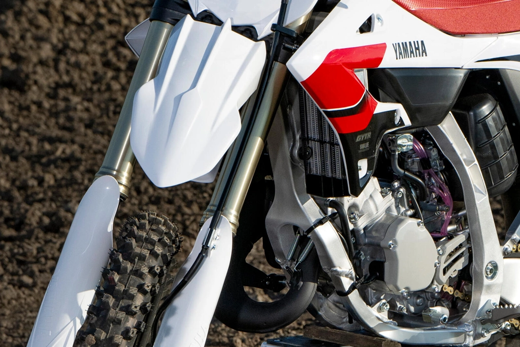 Profil latéral de la Yamaha YZ125 70th Anniversary Edition sur circuit