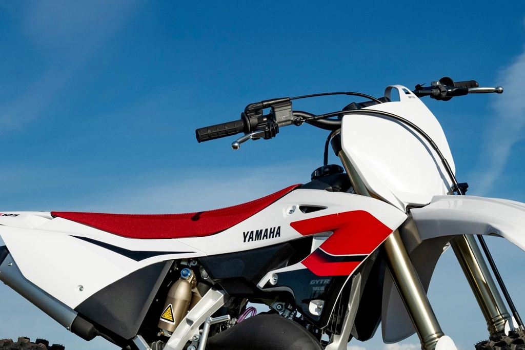 Détail du réservoir et des graphismes 70th Anniversary de la Yamaha YZ125
