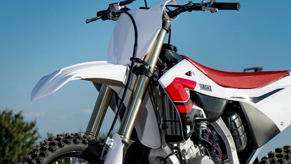 Yamaha YZ125 70th Anniversary Edition en action sur une piste de terre