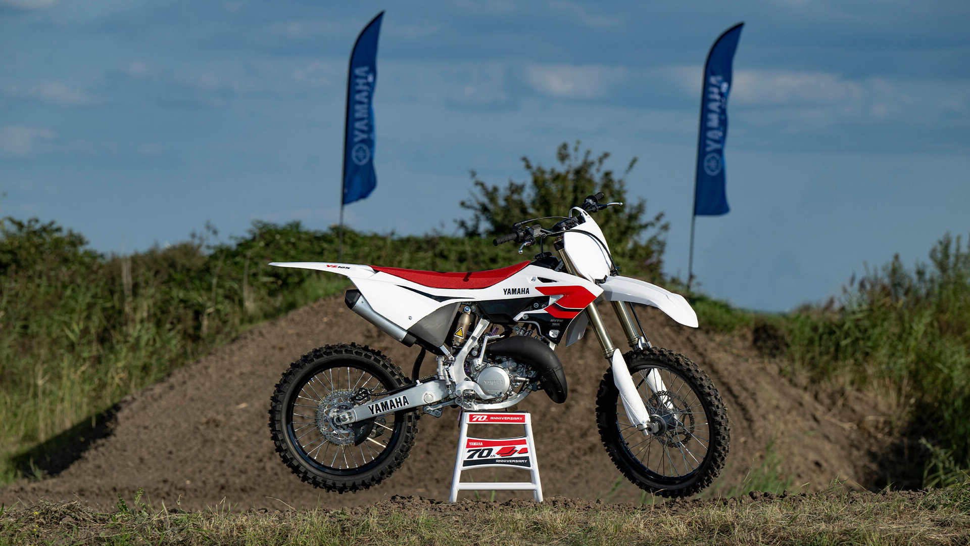 Yamaha YZ125 70th Anniversary Edition sur piste, vue dynamique