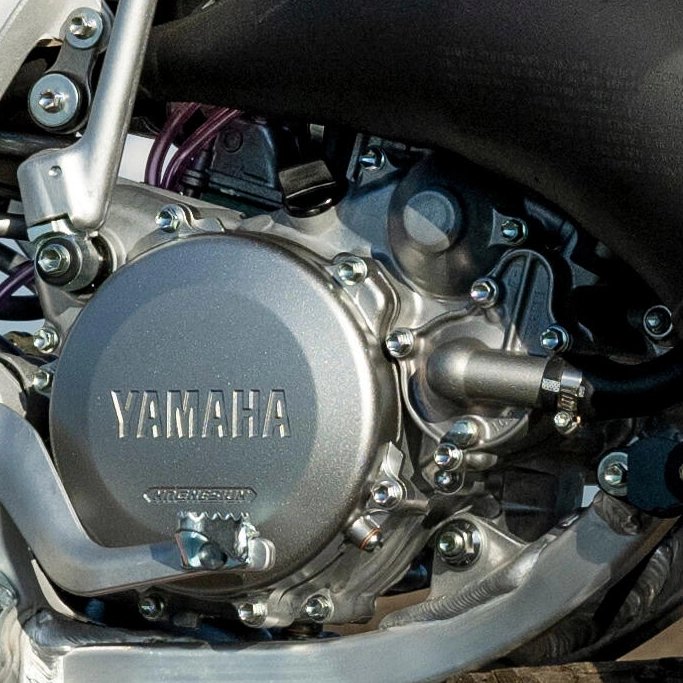 Détail du design rétro de la Yamaha YZ125 70th Anniversary Edition