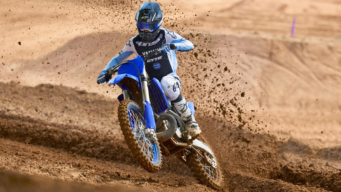 Vue latérale dynamique de la Yamaha 2025 YZ250 en action sur piste de motocross