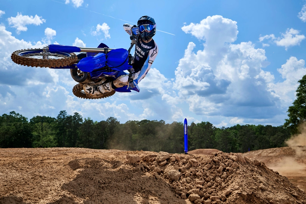 Yamaha 2025 YZ250 vue avant sur circuit de motocross