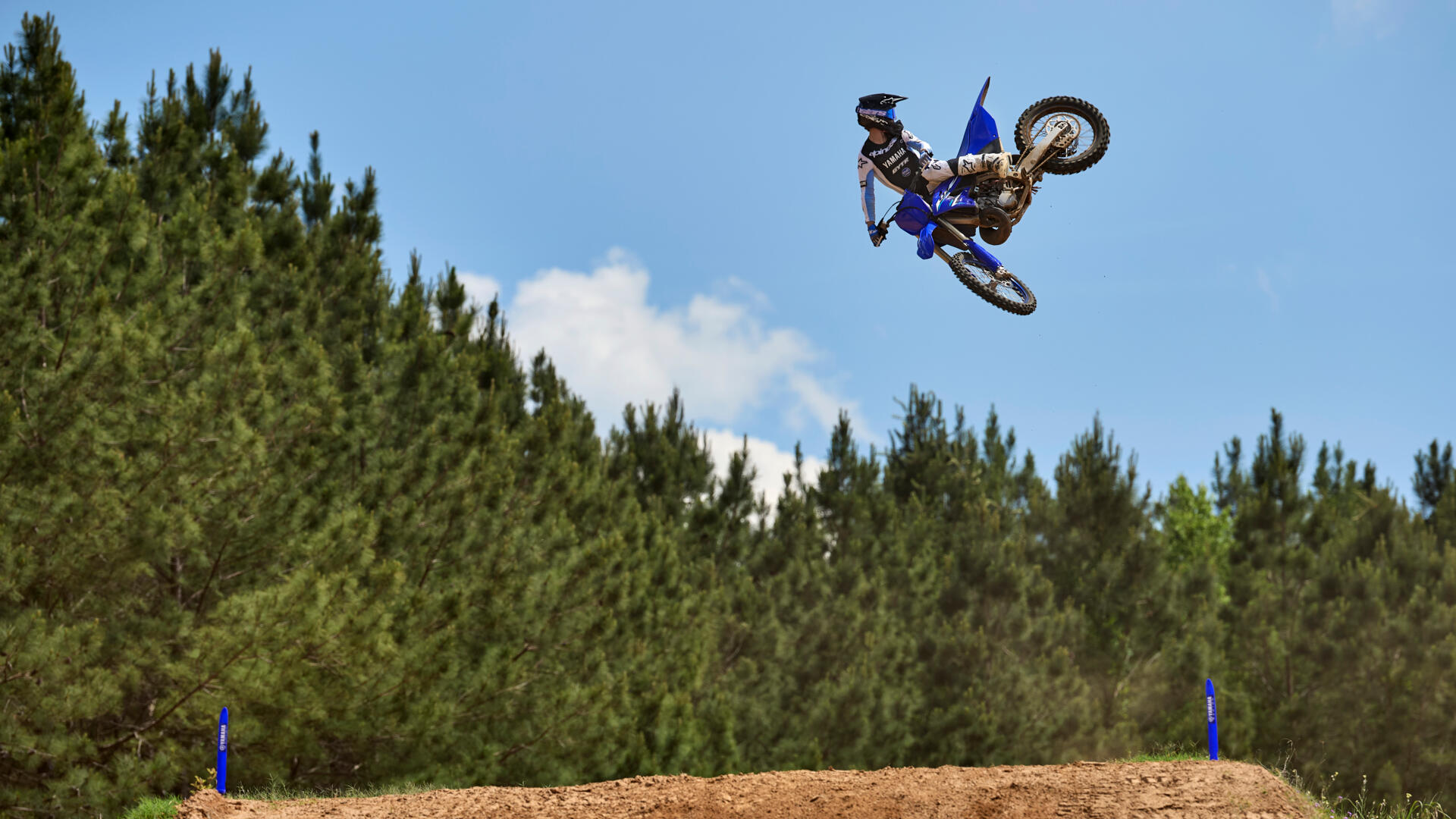 Yamaha 2025 YZ250 en action sur une bosse de circuit