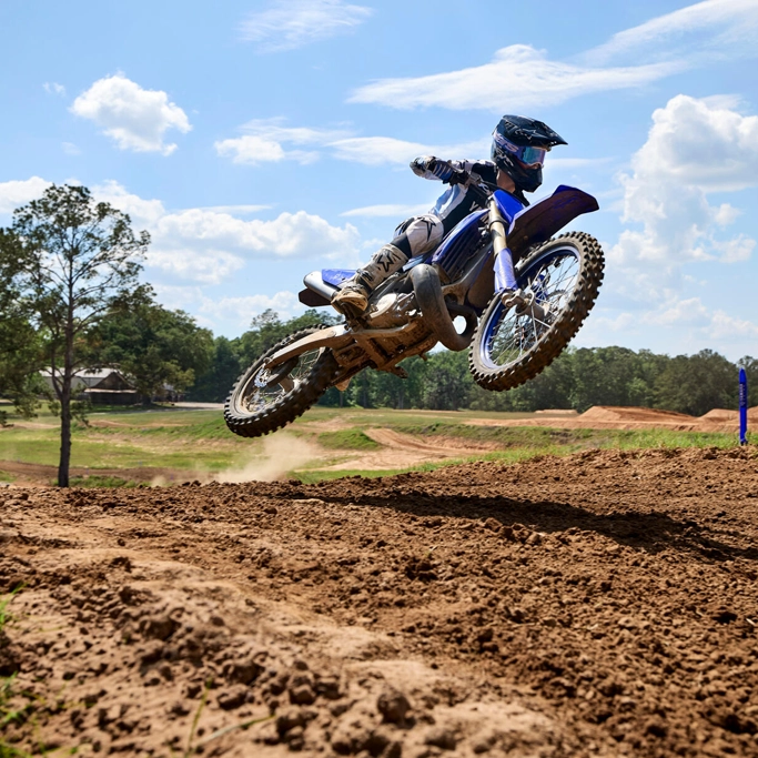 Yamaha 2025 YZ250 vue de profil sur terrain accidenté
