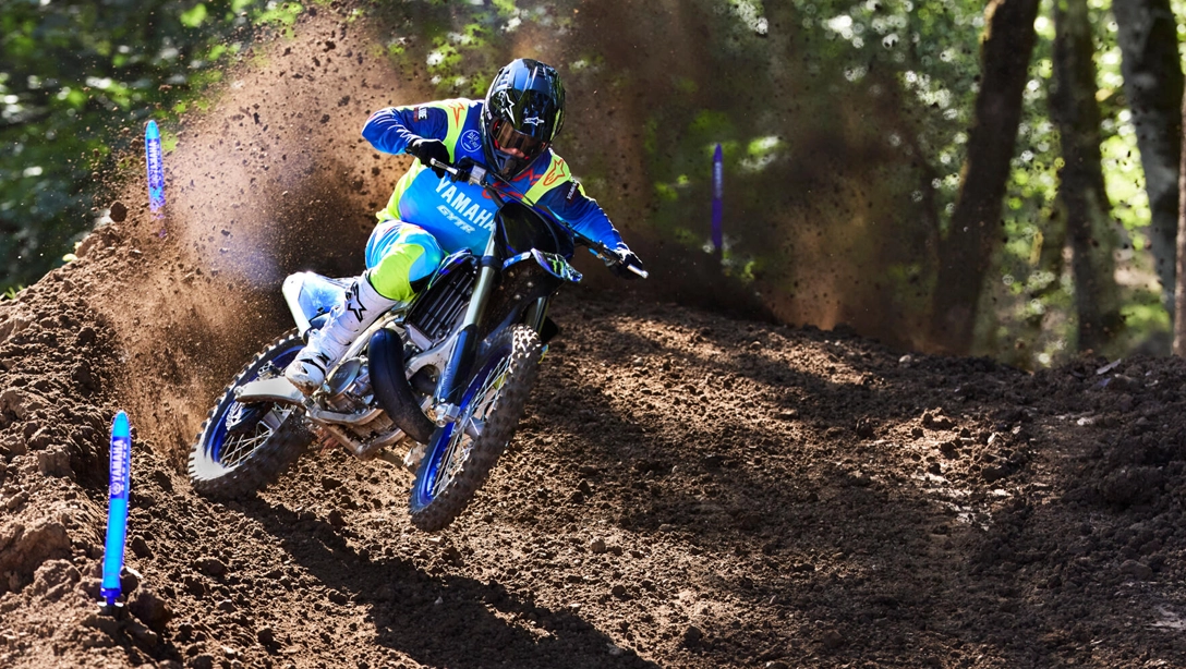 Motocross Yamaha 2025 YZ250 Monster Energy sur fond noir, vue latérale dynamique