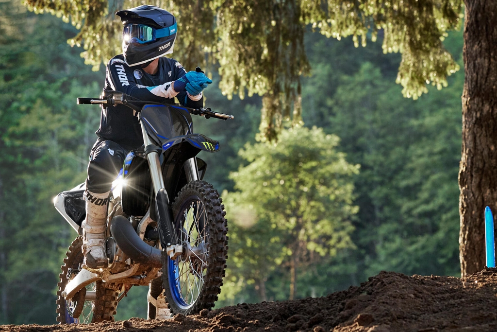 Vue avant de la Yamaha 2025 YZ250 Monster Energy en action sur piste