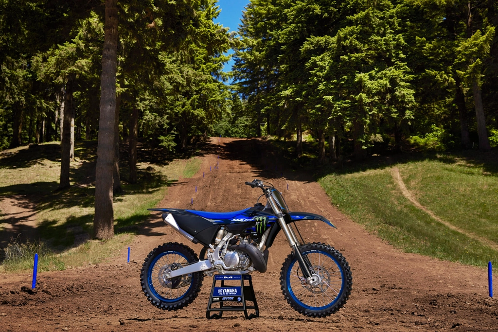 Détail du réservoir et des graphismes Monster Energy sur la YZ250 2025