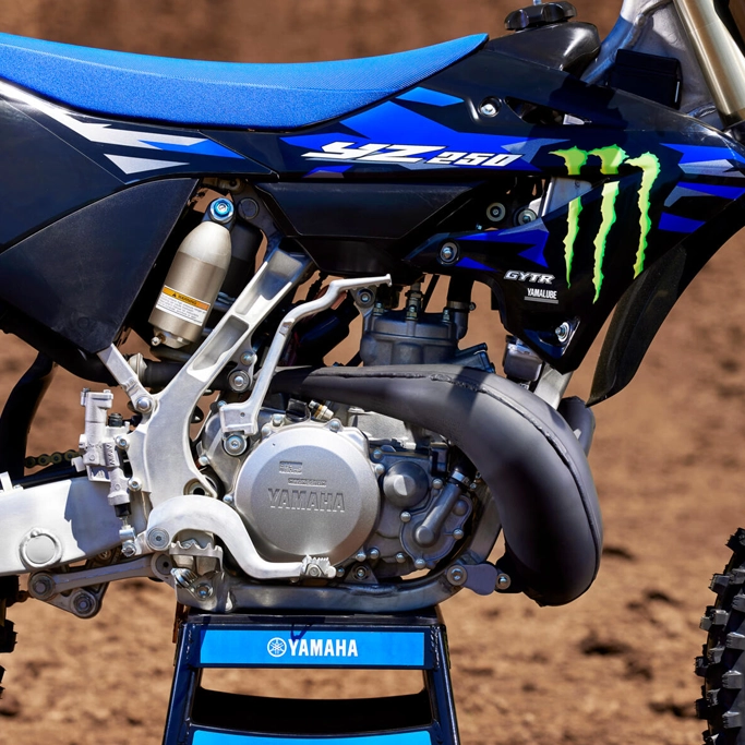 Yamaha YZ250 Monster Energy 2025 vue de profil, livrée noire et bleue