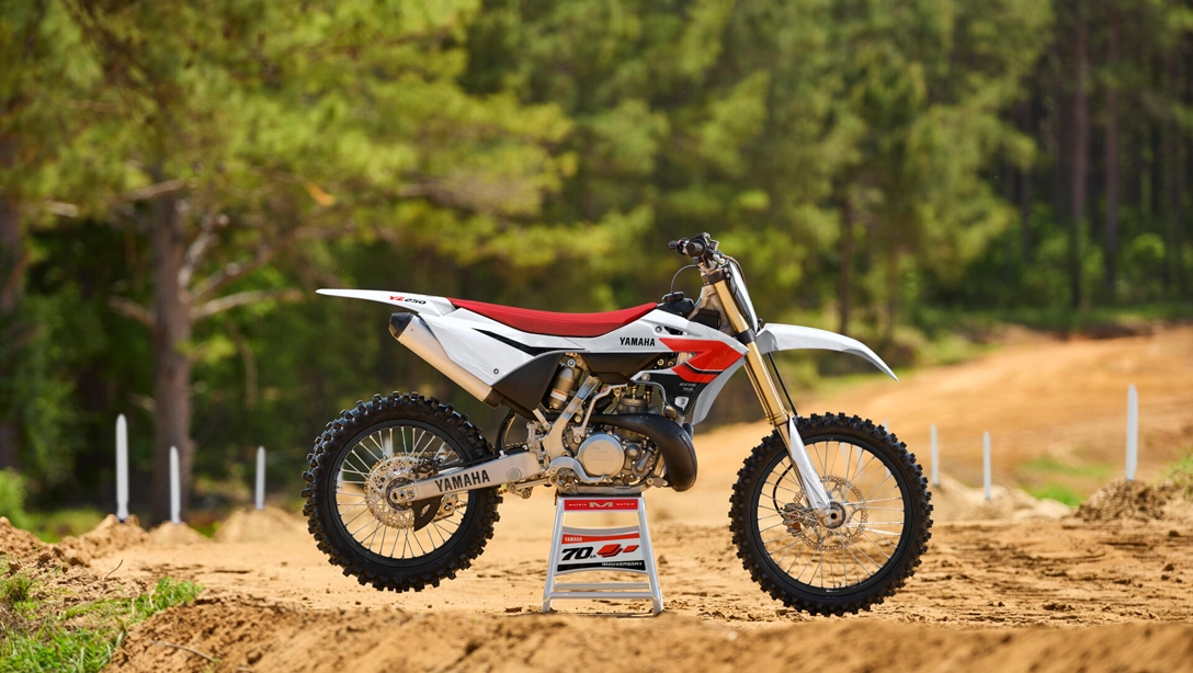 Vue latérale dynamique de la Yamaha YZ250F 70th Anniversary Edition sur piste de motocross