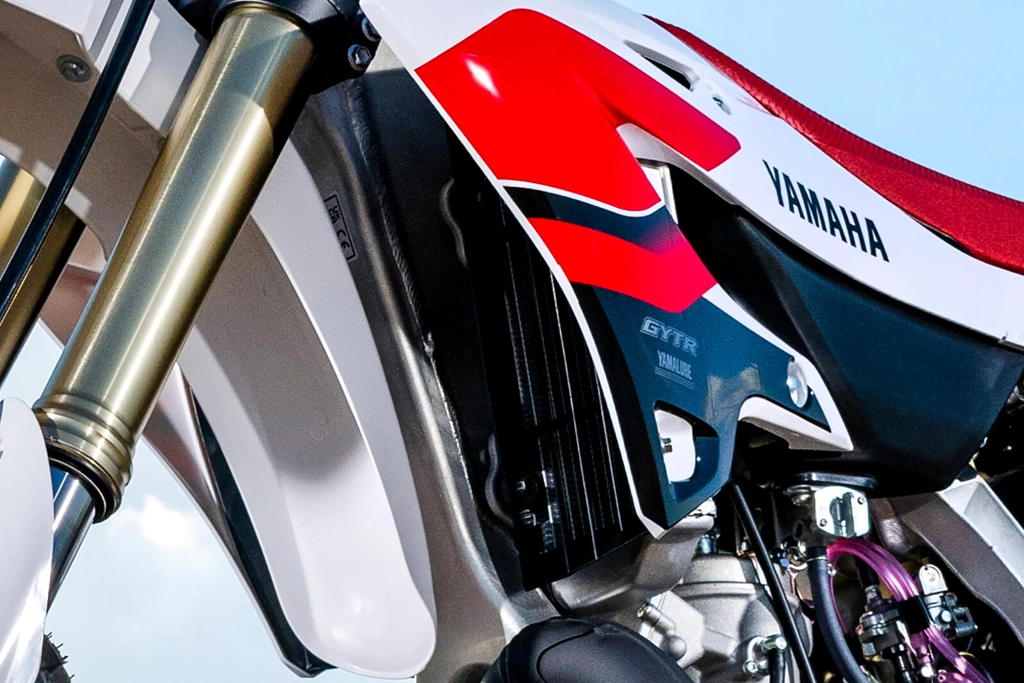Yamaha YZ250F 70th Anniversary Edition vue de face sur circuit