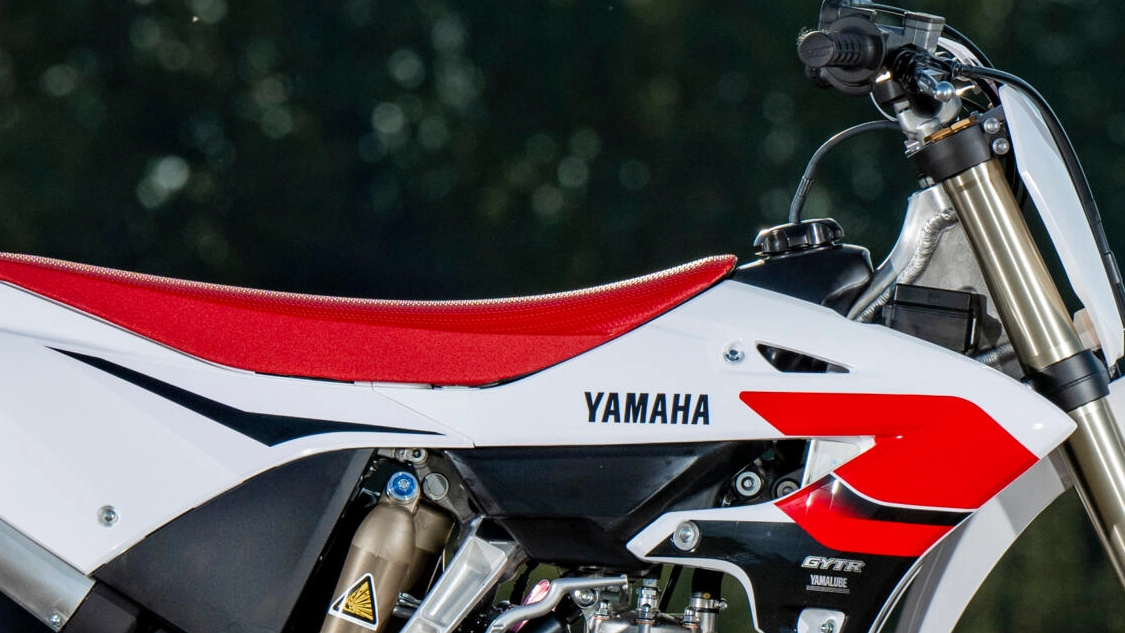 Vue arrière de la Yamaha YZ250 70th Anniversary Edition en action