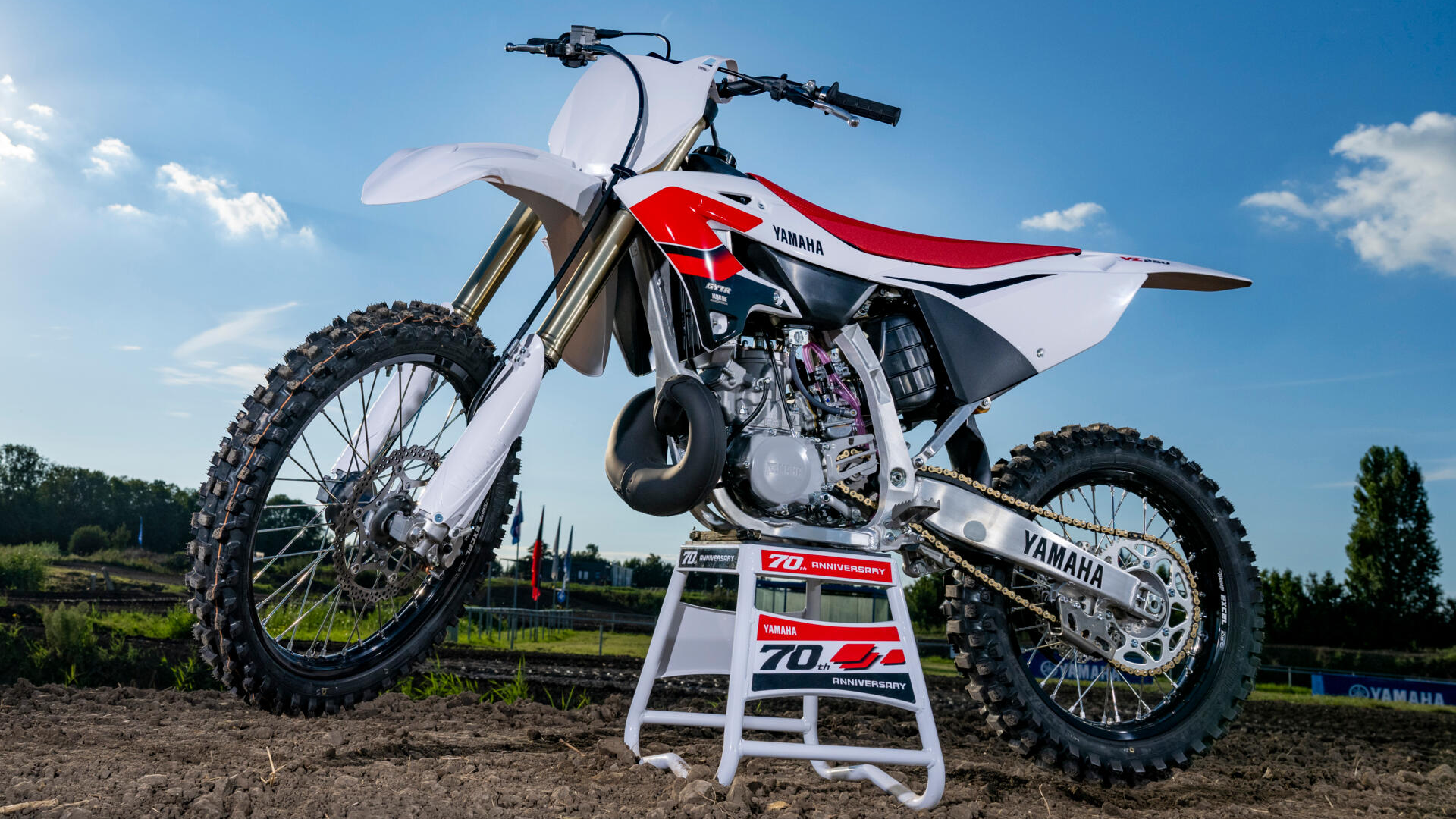 Pilote en action sur la Yamaha YZ250F 70th Anniversary Edition sur piste de terre