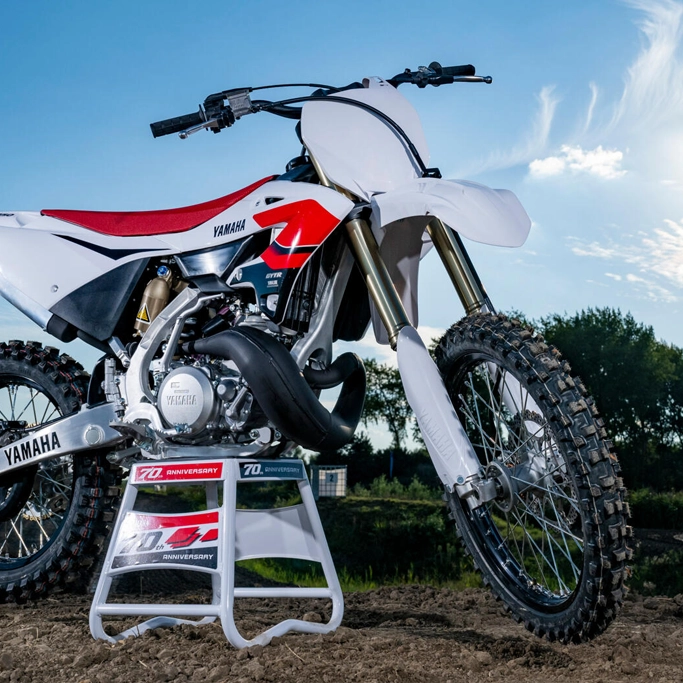 Design exclusif de la Yamaha YZ250F 70th Anniversary Edition sur fond noir