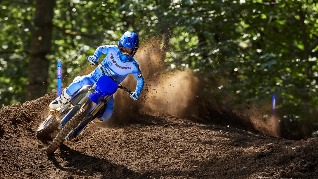 Vue latérale dynamique de la Yamaha 2025 YZ250F sur piste de motocross