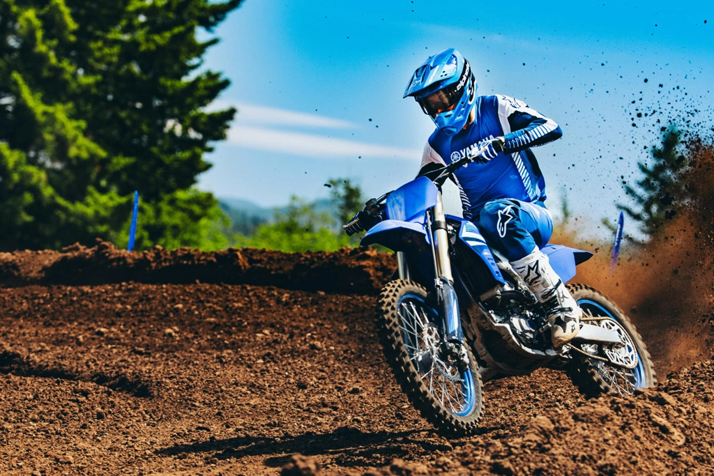 Yamaha 2025 YZ250F vue avant sur circuit