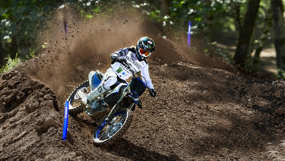 Motocross Yamaha 2025 YZ250F Monster Energy sur fond noir, vue latérale dynamique