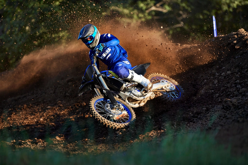 Vue avant de la Yamaha 2025 YZ250F Monster Energy en action sur circuit