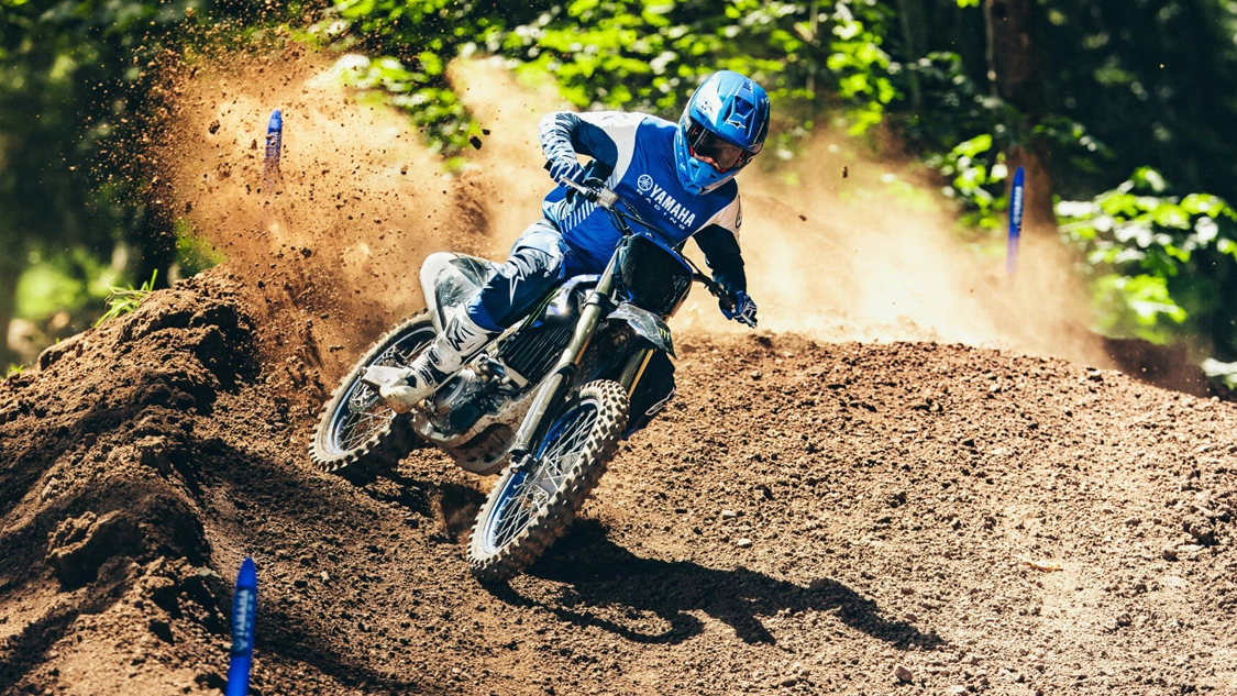 Tableau de bord et guidon de la Yamaha 2025 YZ250F Monster Energy