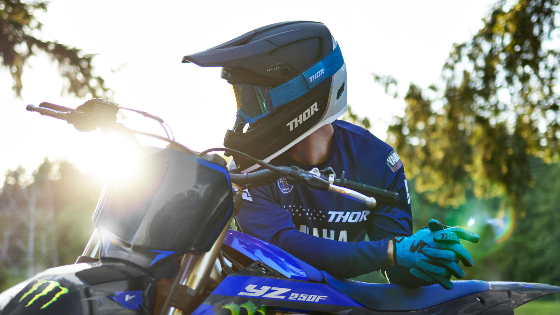 Motocross Yamaha 2025 YZ250F Monster Energy vue de profil sur terrain