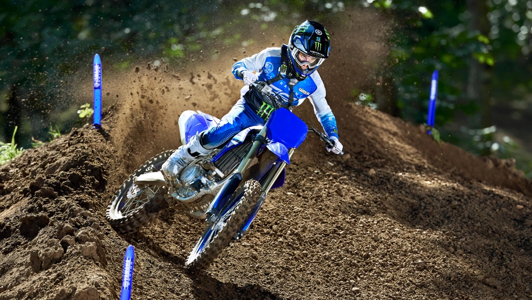 Vue latérale dynamique de la Yamaha 2025 YZ450F sur piste de motocross