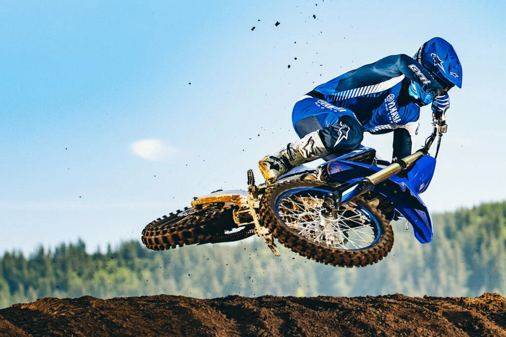 Yamaha 2025 YZ450F vue avant sur circuit de terre