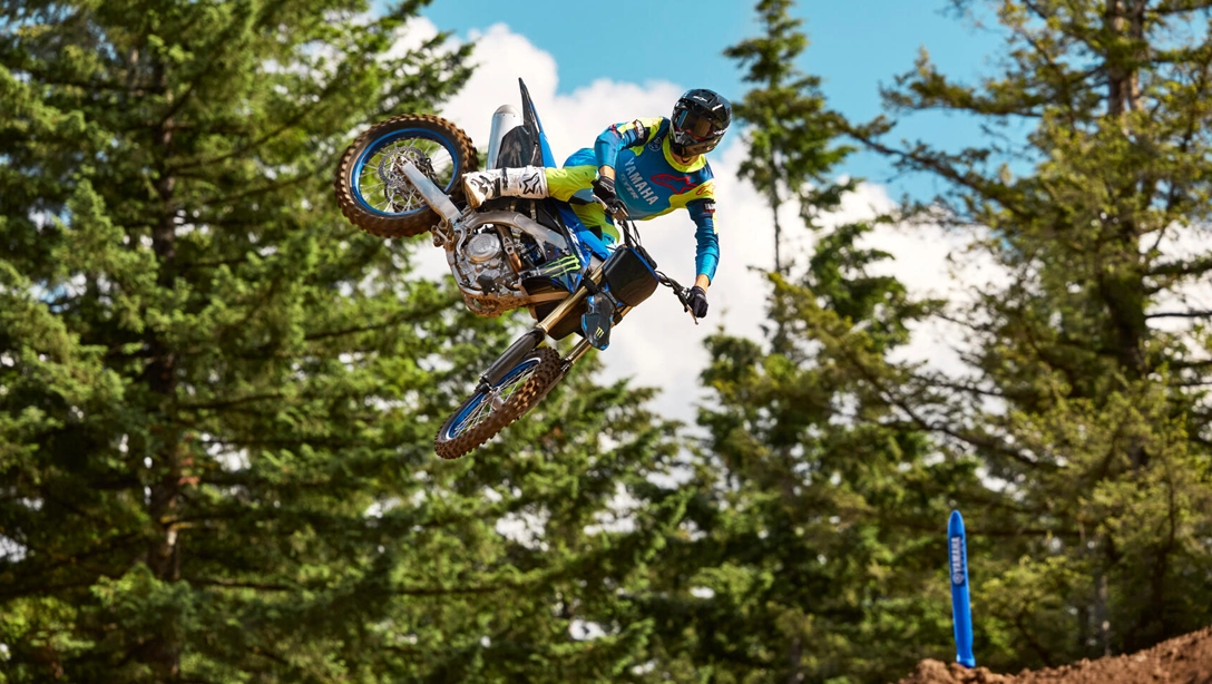 Motocross Yamaha 2025 YZ450F Monster Energy vue de profil sur piste