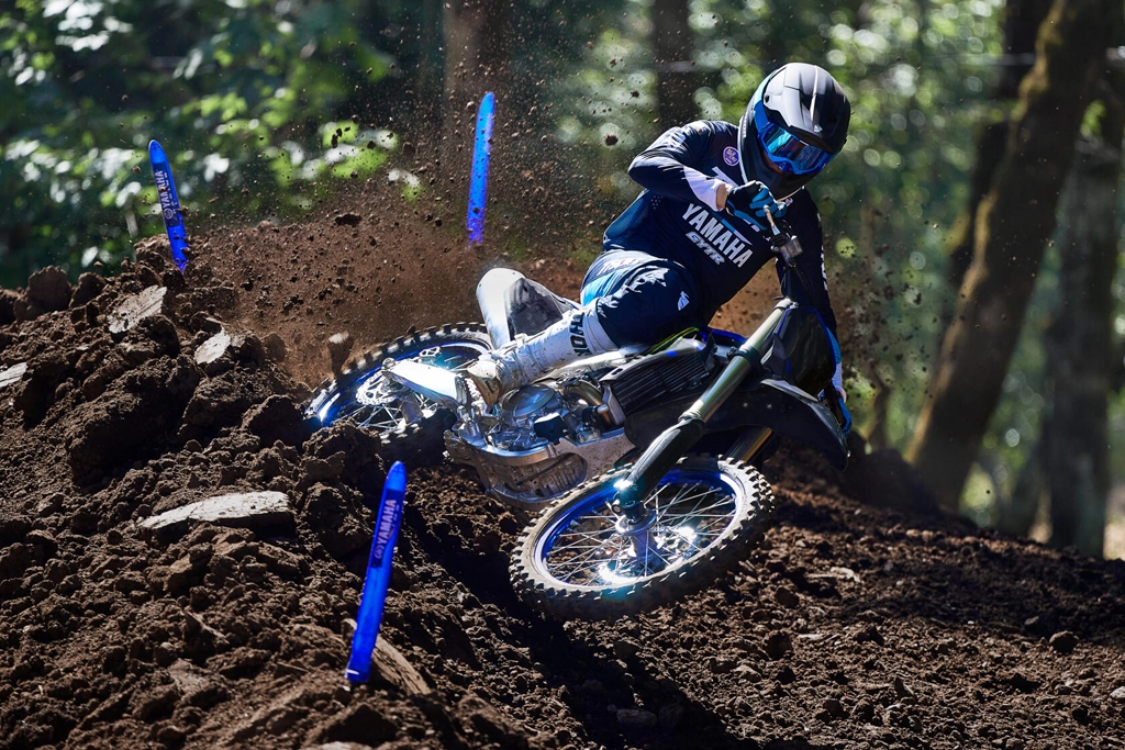 Vue avant de la Yamaha 2025 YZ450F Monster Energy sur circuit