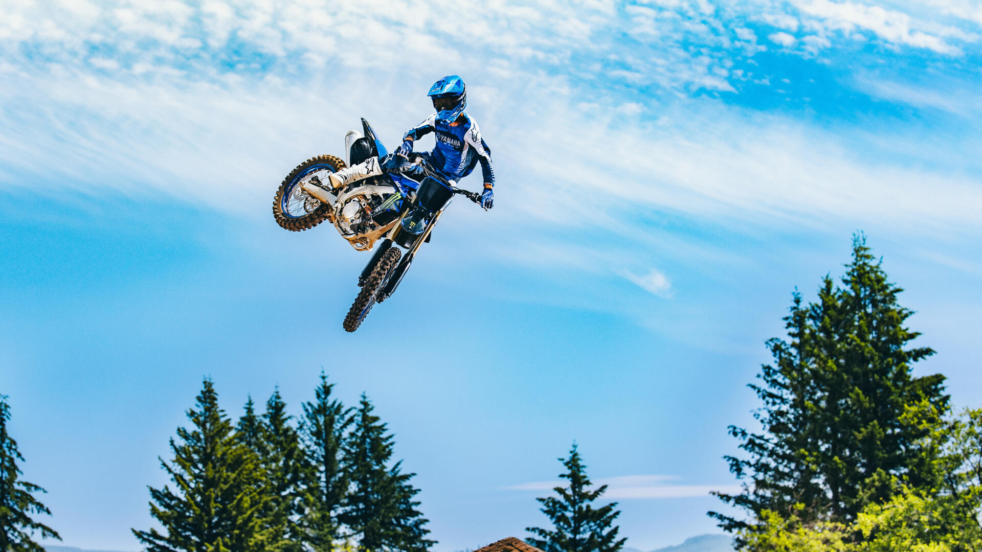 Pilote en action sur la Yamaha 2025 YZ450F Monster Energy