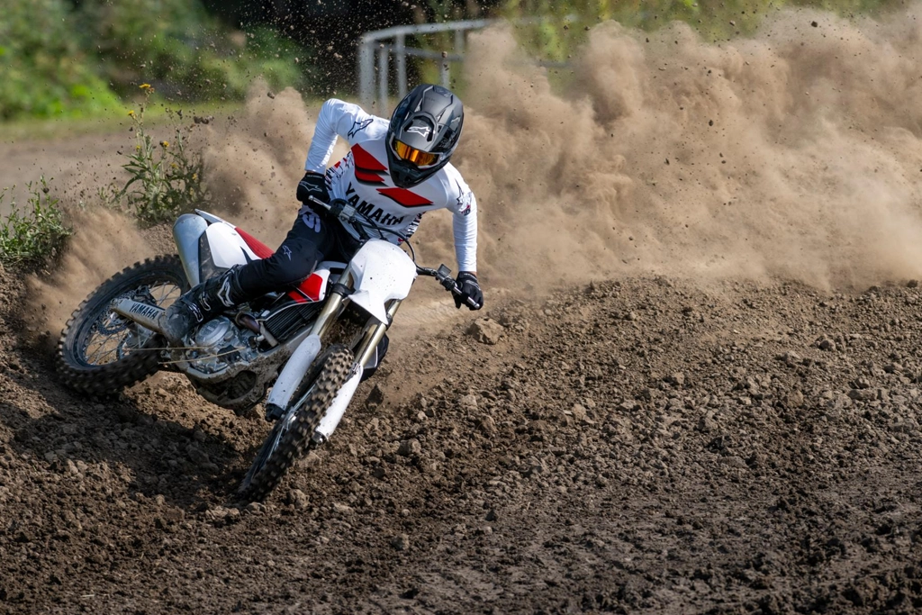 Vue avant de la Yamaha YZ450F 70th Anniversary Edition sur piste