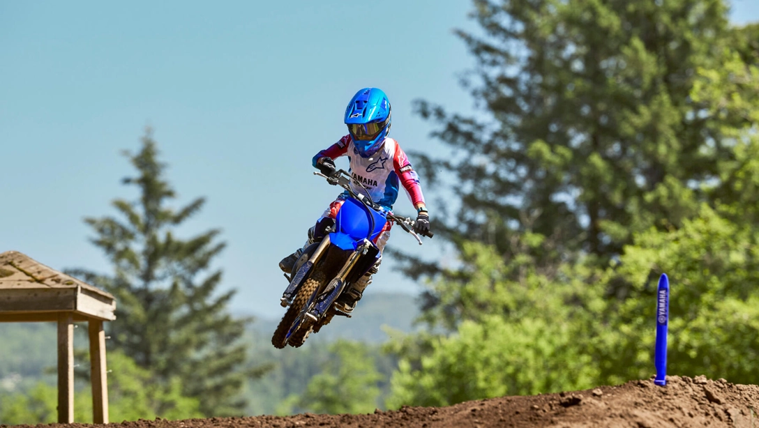 Vue latérale dynamique de la Yamaha 2025 YZ65 sur circuit de motocross