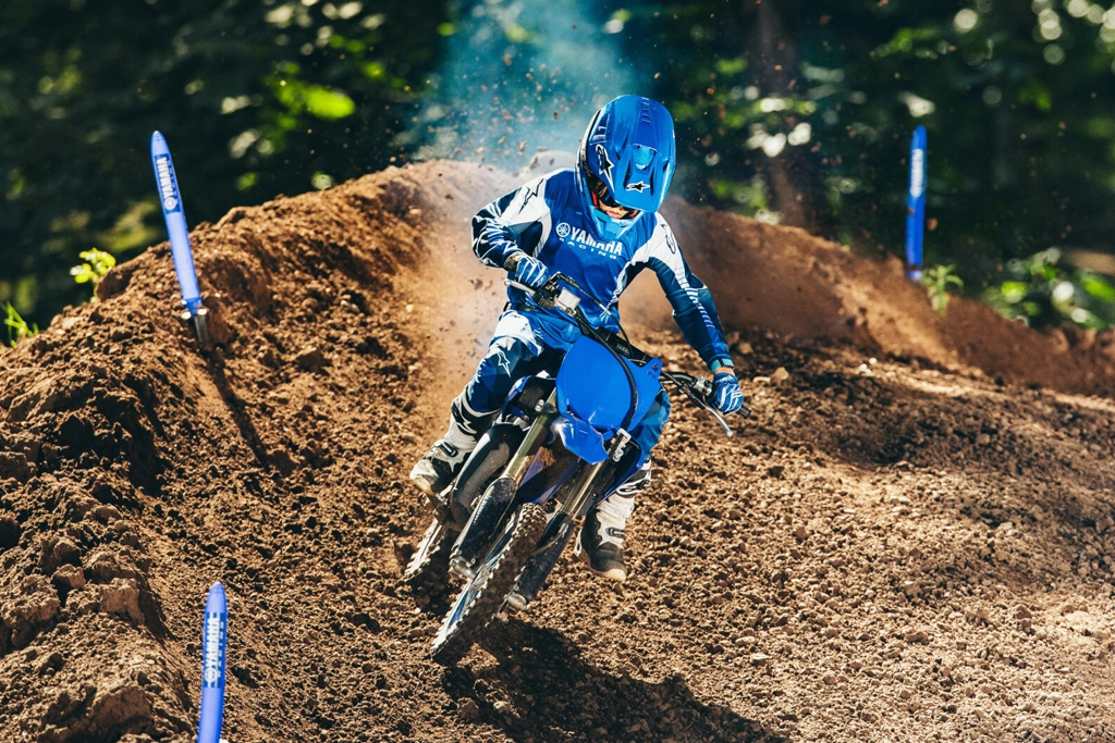 Yamaha 2025 YZ65 en action sur une piste de terre