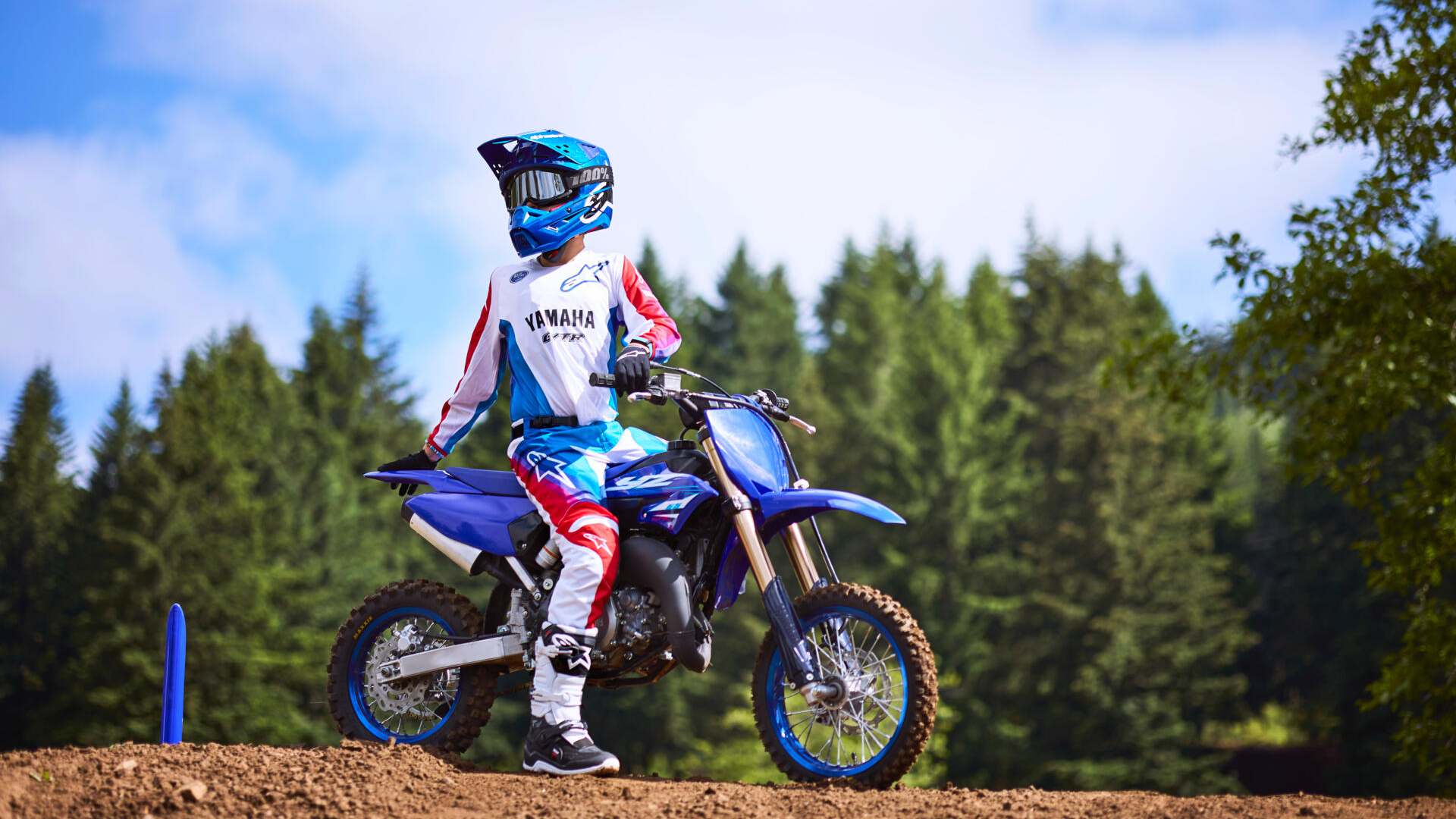 Jeune pilote sur la Yamaha 2025 YZ65 franchissant un saut