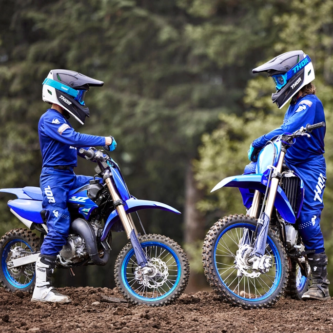 Yamaha 2025 YZ65 vue de profil sur terrain accidenté