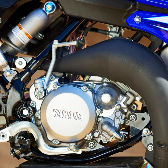 Moteur 2-temps Yamaha 2025 YZ65 sur fond de circuit