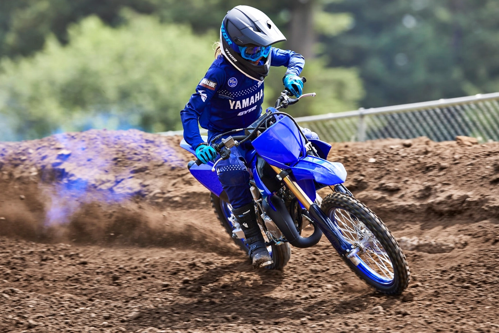 Yamaha 2025 YZ85 vue de face sur circuit de terre