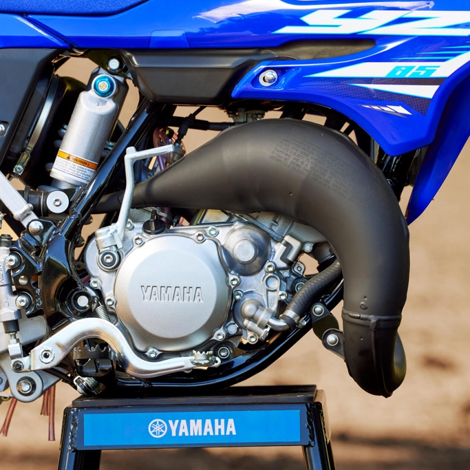 Yamaha 2025 YZ85 vue latérale sur terrain accidenté